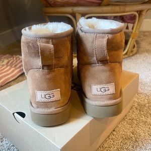 Womens Size 9 UGG Classic Mini II